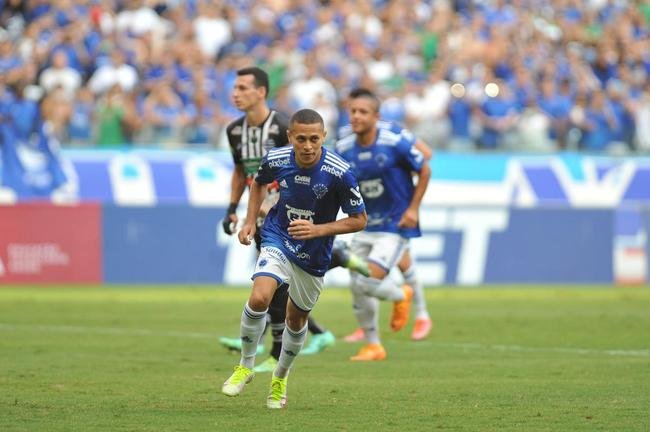 Joo Paulo marcou o primeiro gol do Cruzeiro, em cobrana de pnalti: 1 a 0
