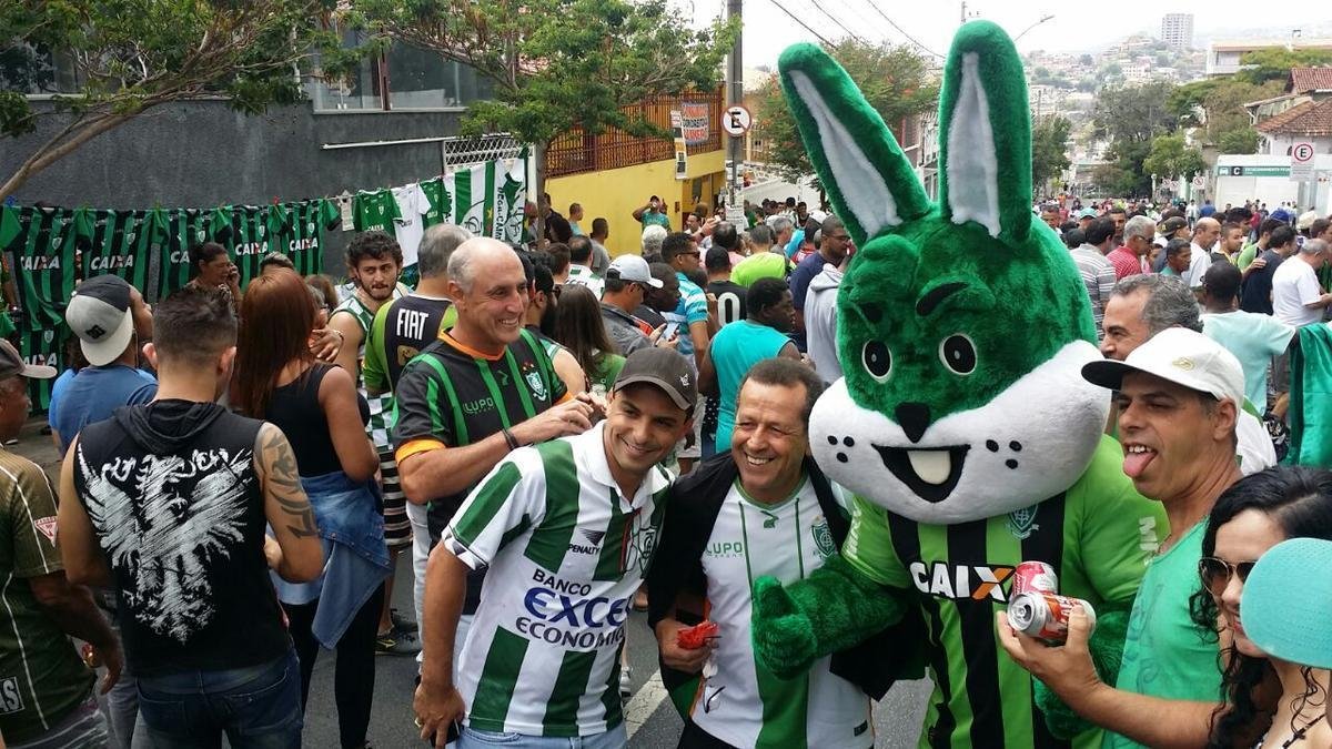 Torcida do Amrica nos arredores do Independncia para a partida contra o Oeste