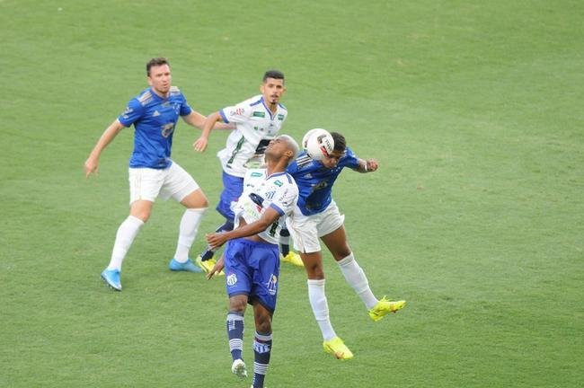 Cruzeiro goleou URT por 3 a 0 no Independncia com gols de Thiago, Machado e Edu em sua estreia no Mineiro. Ronaldo, dono da SAF, assistiu  partida no Horto. Duelo marcou estreia do tcnico uruguaio Paulo Pezzolano