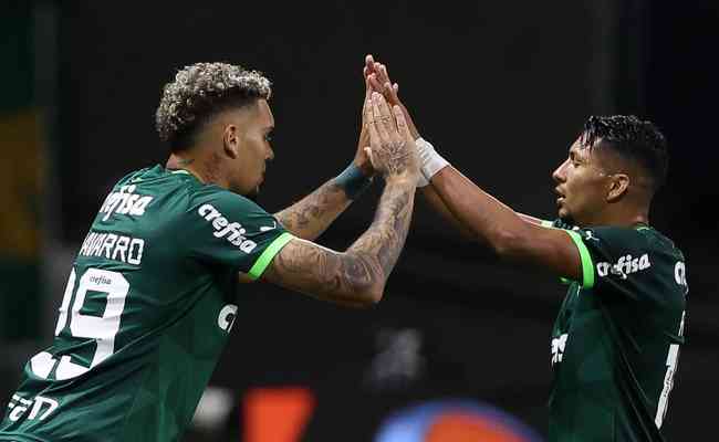 Navarro comemora com Rony durante jogo do Palmeiras