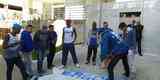 Torcida do Cruzeiro protesta contra a diretoria do clube na porta da sede