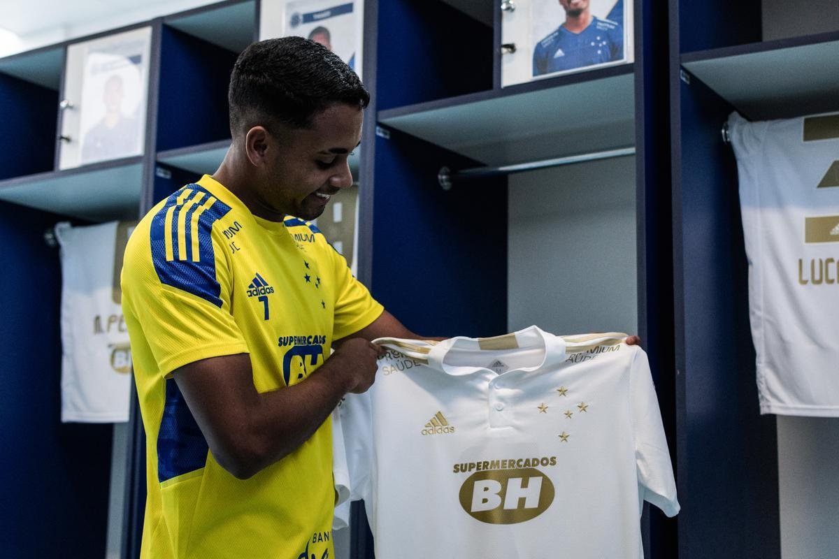 Cruzeiro lançou camisa branca, com detalhes em dourado, nesta quinta-feira (6 de maio)
