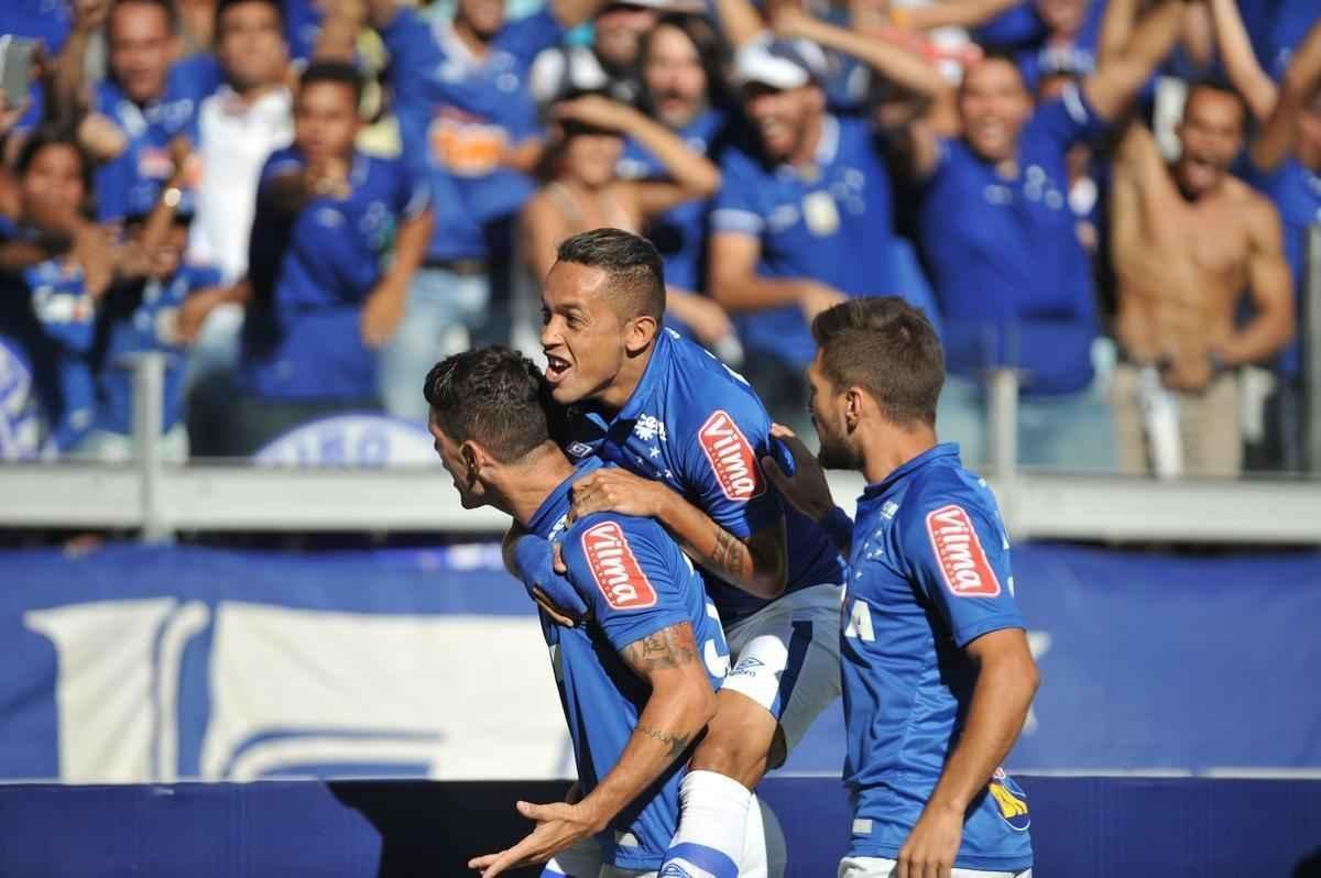 Imagens do primeiro tempo: Cruzeiro abriu o placar com um minuto de jogo, gol de Thiago Neves