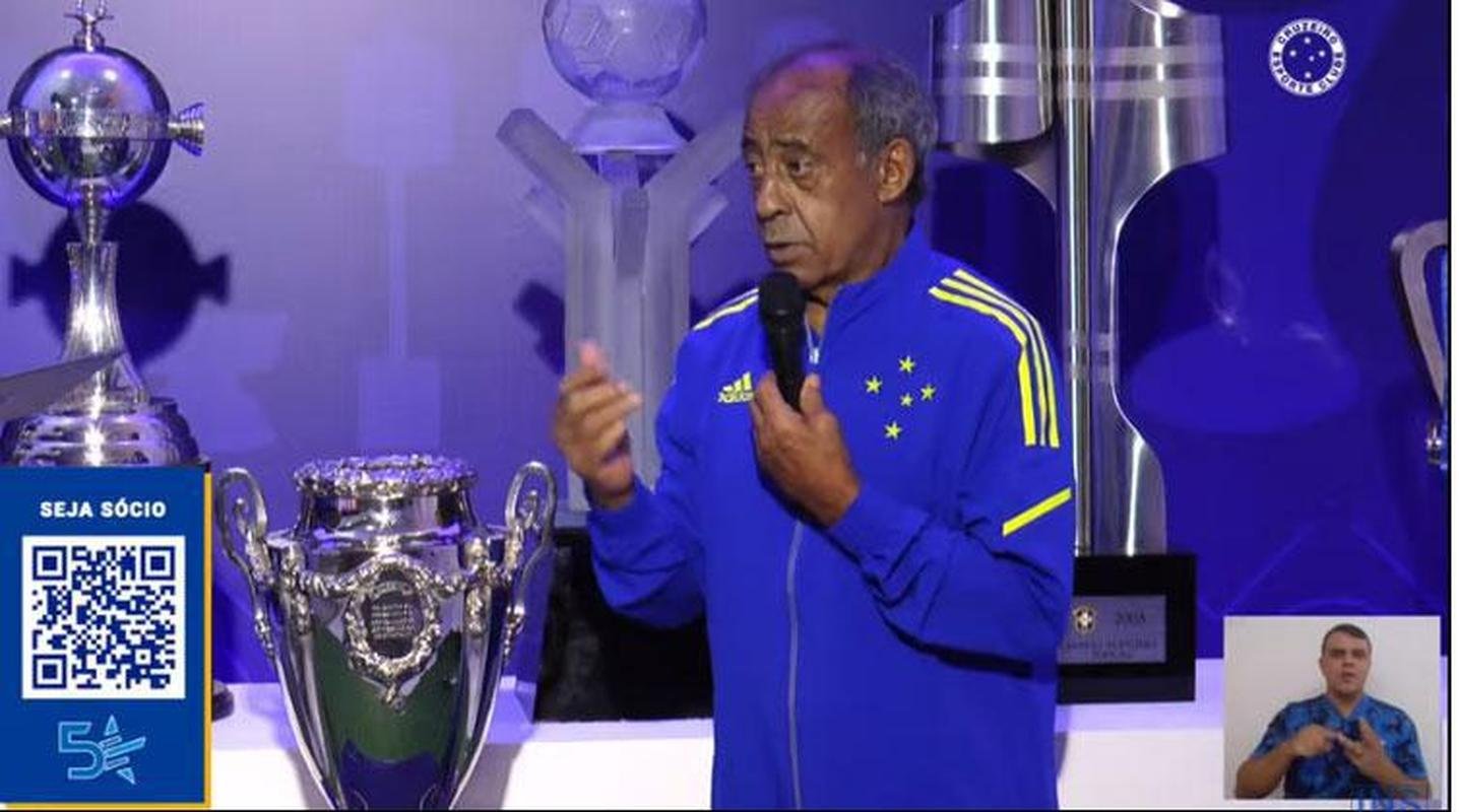 Cruzeiro lanou oficialmente sua nova camisa do ano do centenrio nesta quinta-feira com a presena do dolo histrico Dirceu Lopes e apresentao de Gustavo Nolasco, colunista do Superesportes e do Estado de Minas. Na foto, a camisa polo de viagem e o novo agasalho.