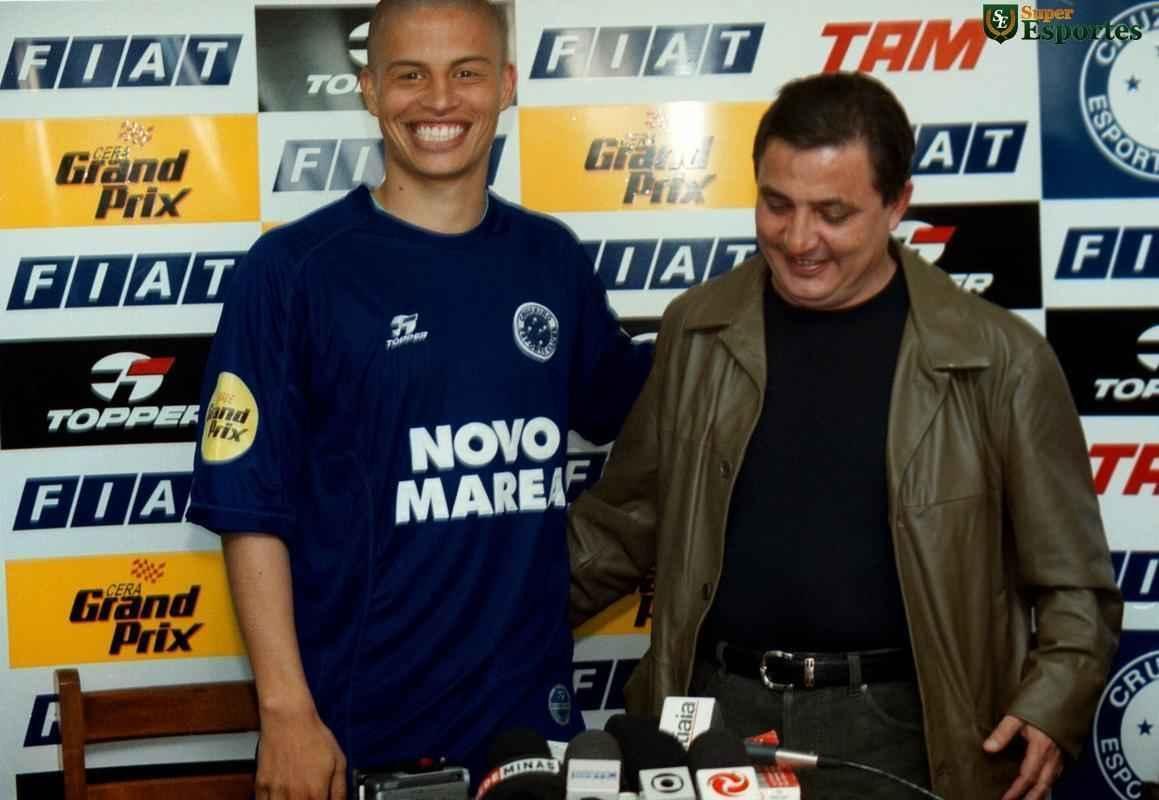 Apresentao do meia Alex ao Cruzeiro em 2001, em sua primeira passagem pela Toca