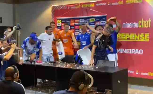 Jogadores do Cruzeiro deram 'banho' em Pezzolano enquanto o treinador concedia entrevista no Mineiro