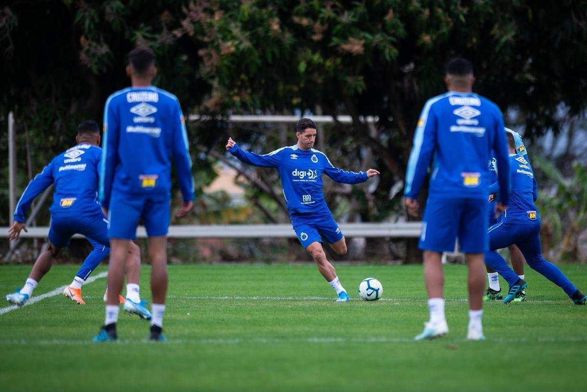 Fotos do treino do Cruzeiro na Toca da Raposa II. Time enfrenta o Internacional, nesta quarta-feira, s 21h30, no Mineiro, pela semifinal da Copa do Brasil. Mano Menezes pode apresentar novidades na escalao diante dos gachos.