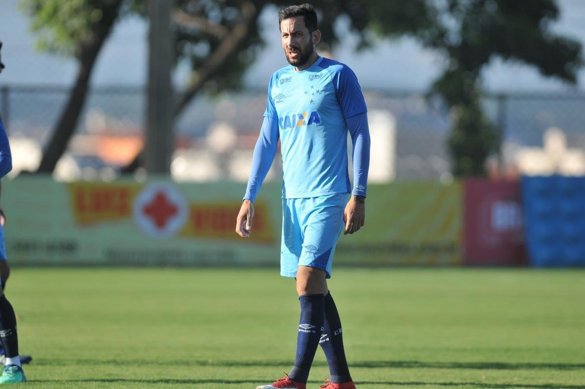 Jogadores do Cruzeiro durante treino desta sexta-feira na Toca da Raposa II