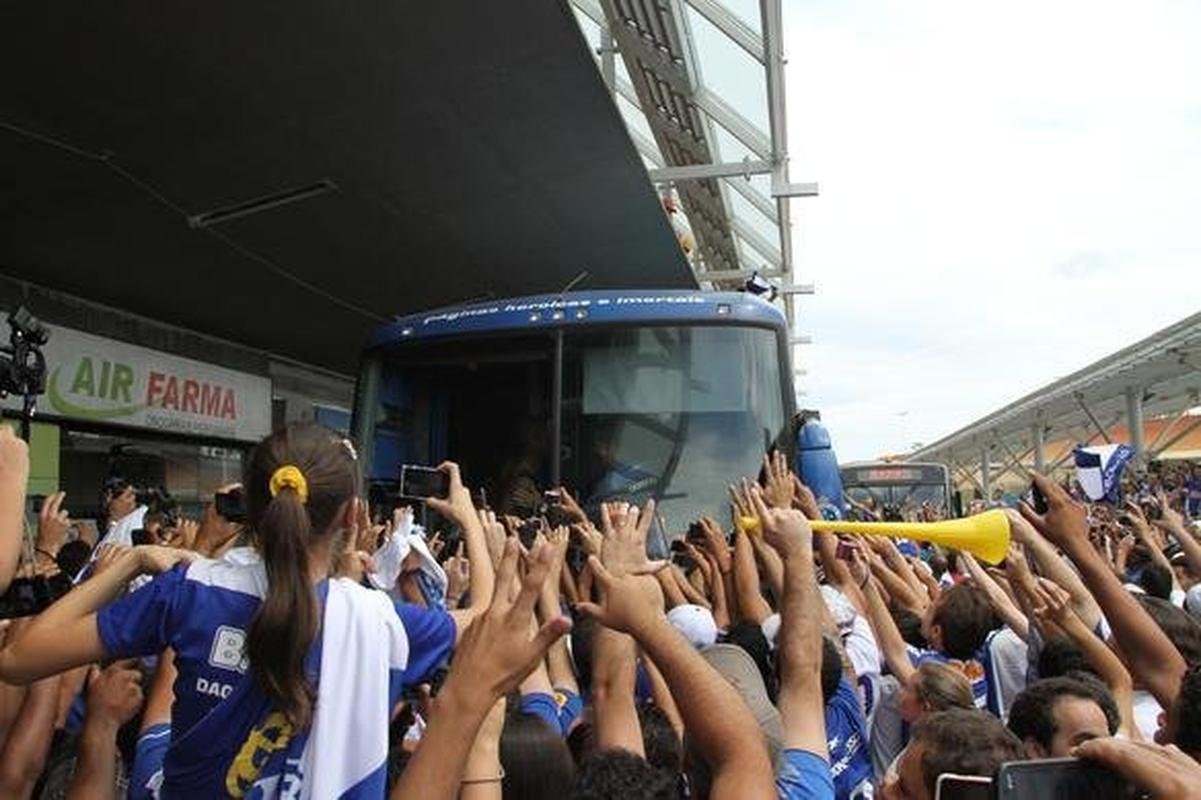 Na chegada ao Aeroporto de Confins, jogadores do Cruzeiro, campees brasileiros, fizeram festa com a torcida e at subiram no teto do nibus do clube