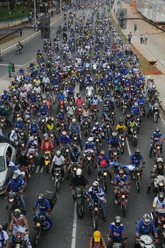 Depois de vencer o Vitria por 3 a 1 no Barrado, em Salvador, na noite de 13 de novembro de 2013, e confirmar o tricampeonato brasileiro, o Cruzeiro desembarcou em Confins numa quinta-feira e foi recebido por milhares de pessoas nas ruas de Belo Horizonte. O elenco desfilou em carro pela Avenida Antnio Carlos, pela Avenida Afonso Pena, no Centro, e foi em direo  sede do Barro Preto. Esta, sem dvida, foi a festa que envolveu o maior nmero de pessoas na capital mineira.