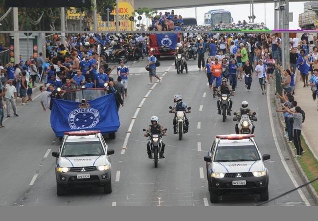 Depois de vencer o Vitria por 3 a 1 no Barrado, em Salvador, na noite de 13 de novembro de 2013, e confirmar o tricampeonato brasileiro, o Cruzeiro desembarcou em Confins numa quinta-feira e foi recebido por milhares de pessoas nas ruas de Belo Horizonte. O elenco desfilou em carro pela Avenida Antnio Carlos, pela Avenida Afonso Pena, no Centro, e foi em direo  sede do Barro Preto. Esta, sem dvida, foi a festa que envolveu o maior nmero de pessoas na capital mineira.