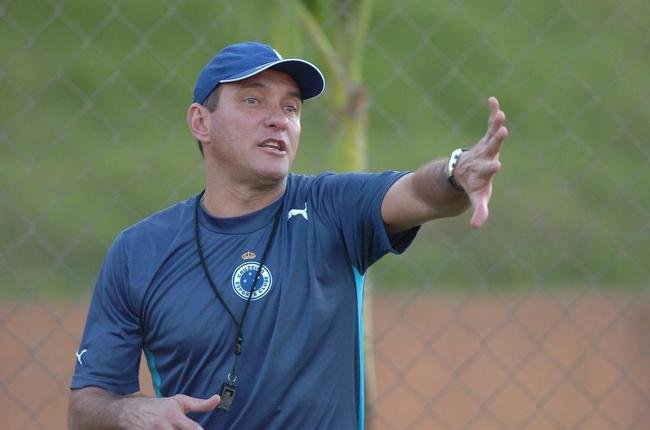 Paulo Csar Gusmo sucedeu Vanderlei Luxemburgo em 2004 e foi campeo mineiro. Depois, voltou ao Cruzeiro em 2005/06.