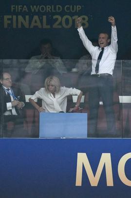 Presidente francês Emmanuel Macron vibra muito com o título francês e depois ainda entrega medalhas e troféu aos campeões; já a presidente croata Kolinda Grabar-Kitarovic deu show de simpatia mesmo com o vice