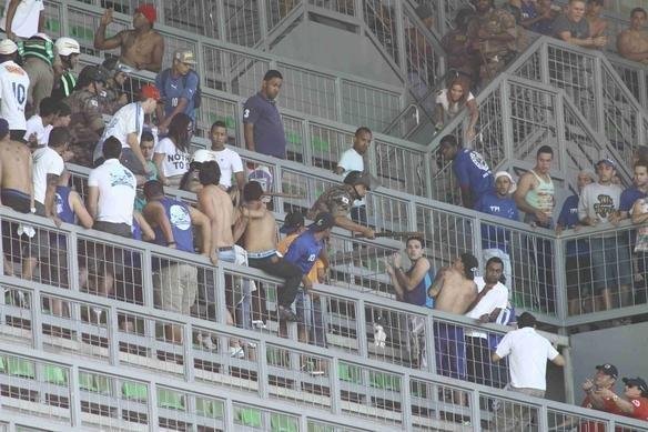 Pouco antes do clssico, alguns torcedores do Cruzeiro brigaram entre si nas cadeiras do Independncia. A PM teve de interferir no tumulto e acabou encontrando resistncia por parte dos mais exaltados.