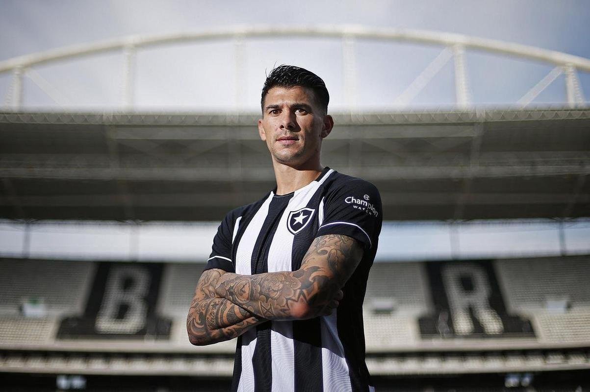 Botafogo contratou o zagueiro Victor Cuesta por emprstimo do Internacional