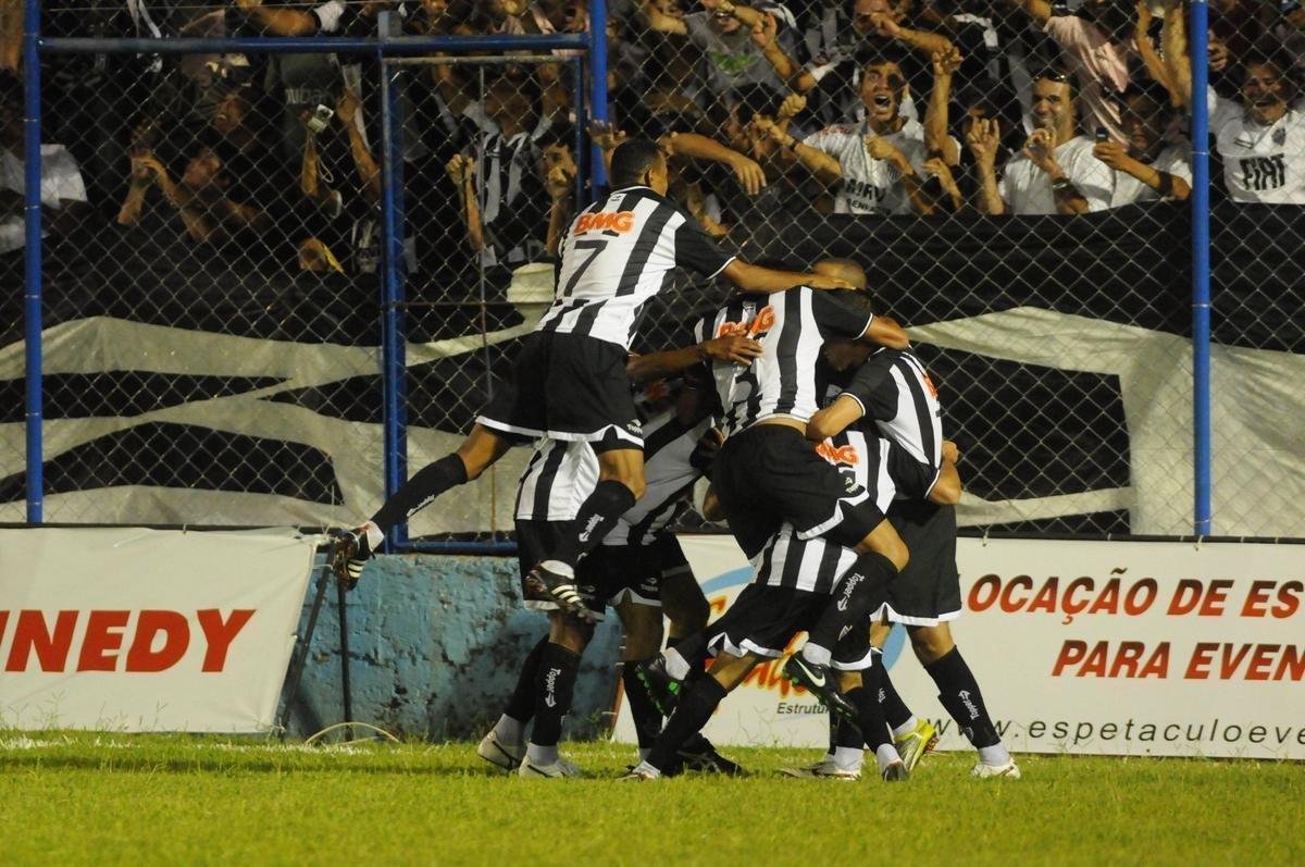 30/01/2011 - No Estadual de 2011, o Atltico tambm comeou com vitria. No estdio Jos Maria Melo, em Montes Claros, o Alvinegro, comandado por Dorival Jnior, venceu o Funorte, de virada, por 2 a 1. O time da casa saiu na frente no primeiro tempo com Stanley. Na etapa final, Magno Alves e Diego Tardelli, de pnalti, viraram para o Galo, que jogou com: Renan Ribeiro, Rafael Cruz (Magno Alves), Rver, Werley e Leandro; Richarlyson, Serginho, Renan Oliveira (Mancini) e Ricardinho; Diego Tardelli e Jobson (Wesley).