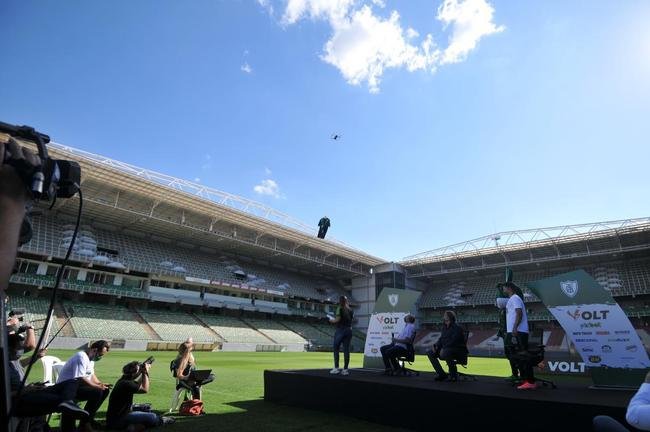 Mauro Zrate, atacante argentino de 34 anos, foi apresentado oficialmente pelo Amrica na tarde desta sexta-feira (3), no Estdio Independncia, em Belo Horizonte. Experiente, o atleta tem passagens por clubes como Fiorentina, Lazio e Inter de Milo, da Itlia, e tambm por Vlez Sarsfield e Boca Juniors, da Argentina.
