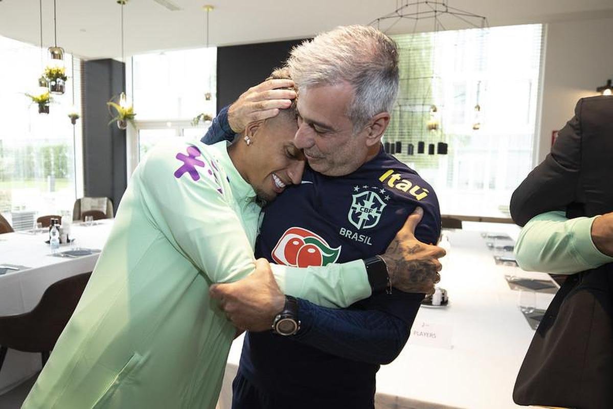 Nesta segunda-feira, os atletas que defendem clubes europeus comearam a se apresentar em Turim. Com isso, a Seleo Brasileira aguarda apenas a chegada de Marquinhos e Neymar 