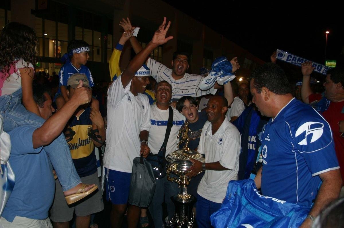 O primeiro passo do Cruzeiro em 2003 para alcanar a histrica Trplice Coroa foi dado em 16 de maro, com a conquista do Campeonato Mineiro de pontos corridos. A taa foi erguida de forma antecipada com a vitria por 4 a 0 sobre a URT, no estdio Zama Maciel, em Patos de Minas, pela 11 rodada. Deivid, Aristizbal, Alex e Maurinho marcaram os gols do triunfo. Em seguida, o elenco deu a volta olmpica, ergueu a taa diante dos cruzeirenses e desfilou em carro aberto pela cidade do interior de Minas. No retorno a BH, naquele mesmo dia, o grupo foi recebido com festa pela torcida no Aeroporto da Pampulha. O Cruzeiro foi campeo estadual invicto. O ltimo jogo foi contra o Tupi, no Mineiro.