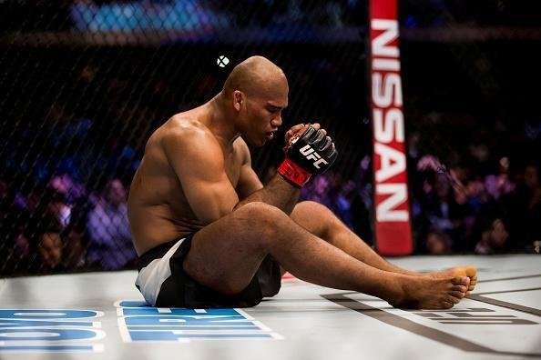 Imagens da vitória arrasadora de Jacaré sobre Belfort