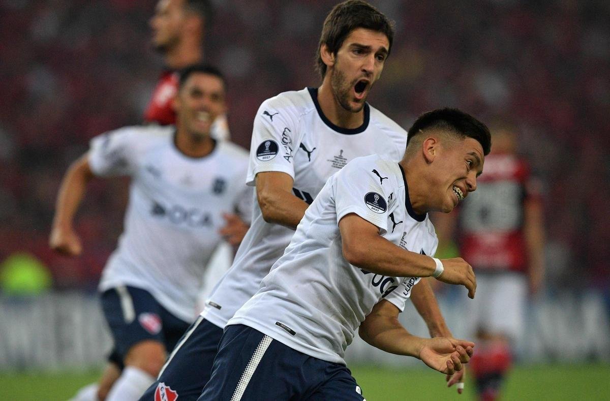No primeiro tempo, Paquet abriu o placar para o Flamengo; Barco empatou para o Independiente, de pnalti