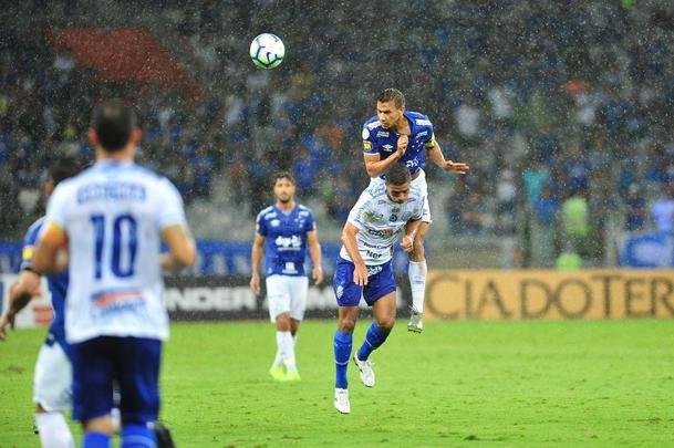 No segundo tempo, Cruzeiro no conseguiu a reao, levou bola na trave e ainda perdeu um pnalti com o meia Thiago Neves. Torcida se revoltou e atirou sinalizadores em campo