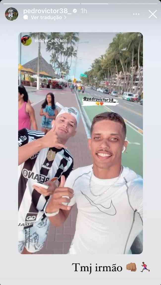 Midfielder Pedrinho has published a photo with a friend walking along the beach in Macei
