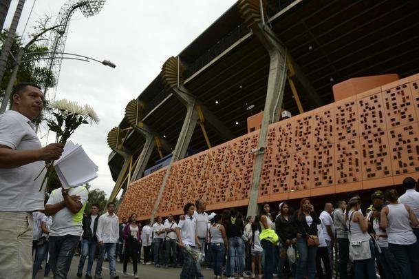 Lugar destinado a futebol e muita alegria, o Estdio Atanasio Girardot foi palco de homenagens e emoo. Com roupas brancas e flores nas mos, torcedores do Atltico Nacional fizeram viglia no local que seria, nesta quarta-feira, palco do jogo de ida da final da Copa Sul-Americana. Mas o desastre areo que matou grande parte da delegao da Chapecoense, convidados e jornalistas brasileiros impediu a realizao da festa. No lugar da bola rolando, tristeza e solidariedade. E milhes de entusiastas do esporte espalhados por todo o planeta dispostos a desejar fora  Chape. As imagens acima mostram que tudo isso  muito mais que futebol. O Nacional, atual campeo da Copa Libertadores, mostra todo o seu apoio ao clube catarinense, agora em busca de reconstruo para tocar seu caminho (CRDITO: AFP / STR / RAUL ARBOLEDA).