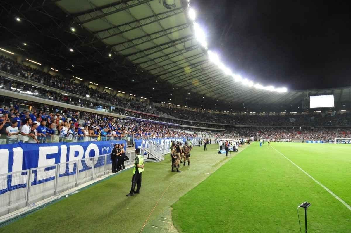 Jogadores cruzeirenses comemoraram vitria no clssico com a torcida celeste