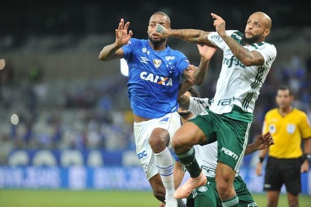 Depois do gol do Palmeiras, o jogo ficou tenso e com ataques alternados