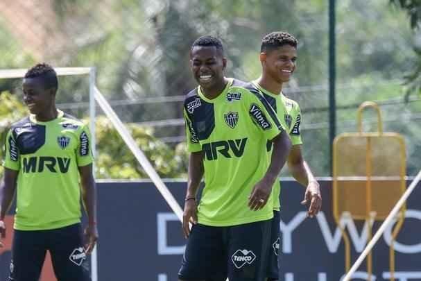 Confira imagens da chegada e da apresentao de Robinho no Atltico