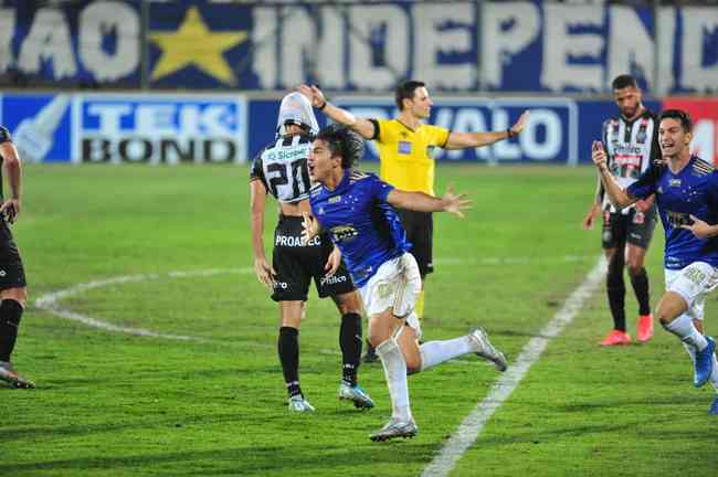 Marcelo Moreno comemorando gol anulado contra o Operário