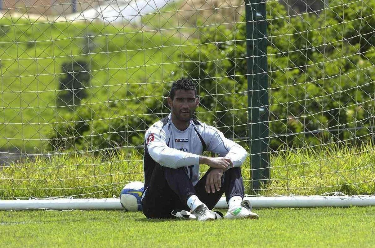 Edson - 2007 a 2009: substituto natural de Diego Alves foi execrado pelo torcedor logo em 2007. Edson cometeu diversas falhas e foi substitu�do por Juninho. Ainda jogou pelo clube em 2008 e 2009. Ap�s uma falha contra o Ava�, que decretou o empate por 2 a 2 no Mineir�o, passou a treinar separado do grupo at� acertar sua rescis�o com o clube e fechar com o Atl�tico-GO. Em 54 partidas, levou 79 gols.