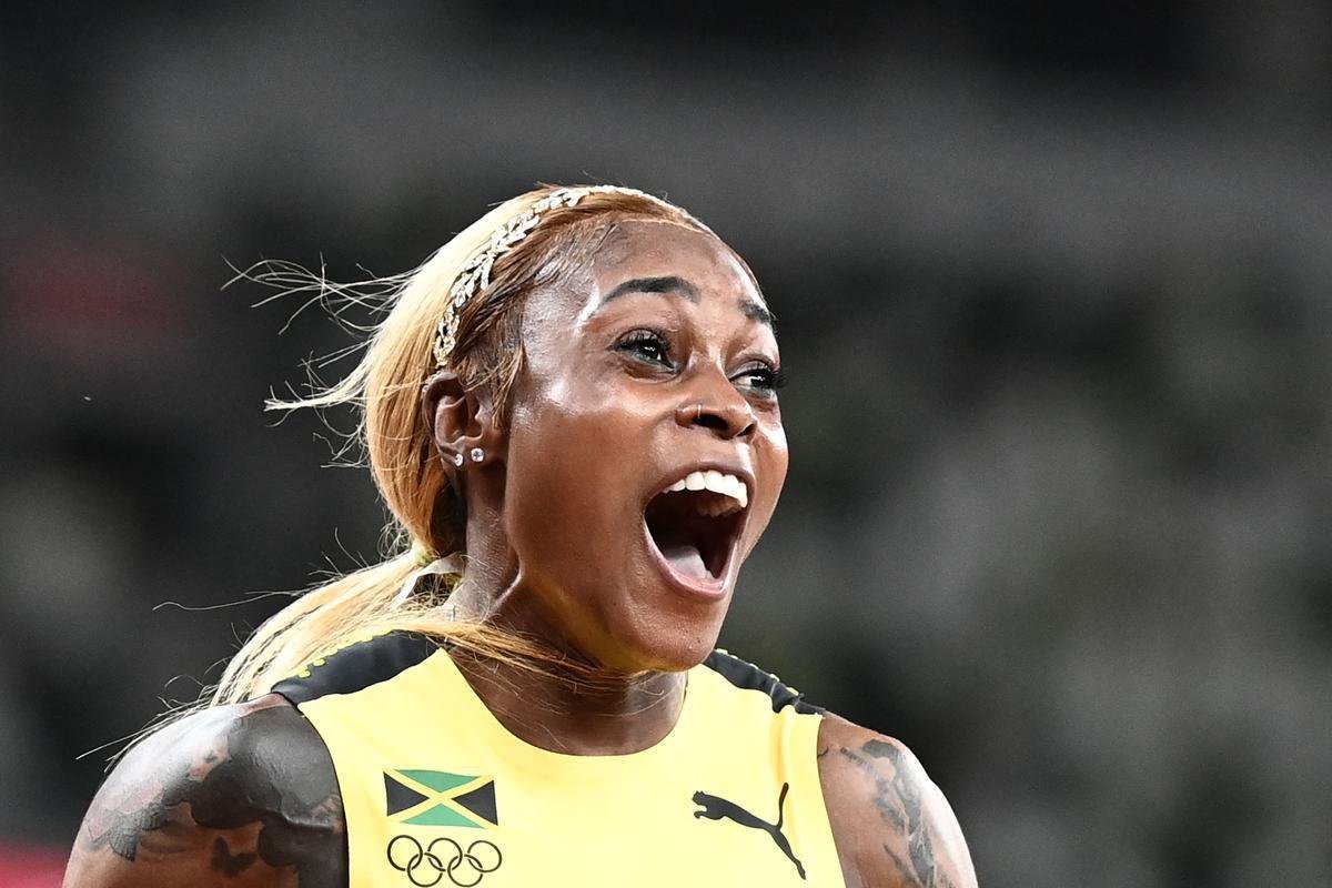 Fotos espetaculares da vitria da jamaicana Elaine Thompson-Herah nos 100m rasos dos Jogos Olmpicos de Tquio com o tempo de 10s61. A velocista quebrou o recorde olmpico e comandou o pdio jamaicano ao lado de Ann Fraser-Pryce, prata, e Shericka Jackson, bronze.