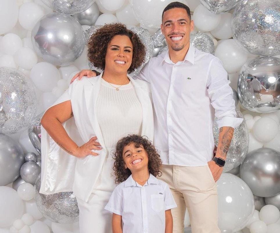 Zagueiro �der com esposa e filho