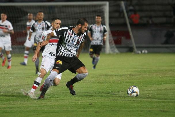 Santa Cruz e Botafogo-PB se enfrentaram pela 12ª rodada da Série C do Campeonato Brasileiro para se manterem na briga pelo G4