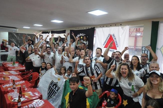 GaloCuia, nesse sbado (19), reuniu dezenas de atleticanos em 'concentrao' para a Supercopa do Brasil contra o Flamengo. As equipes se enfrentam no domingo, na Arena Pantanal, em busca do primeiro trofu da temporada 2022.