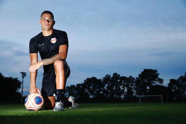 O Bragantino anunciou a contratação do meia Thonny Anderson, que estava no Athletico-PR