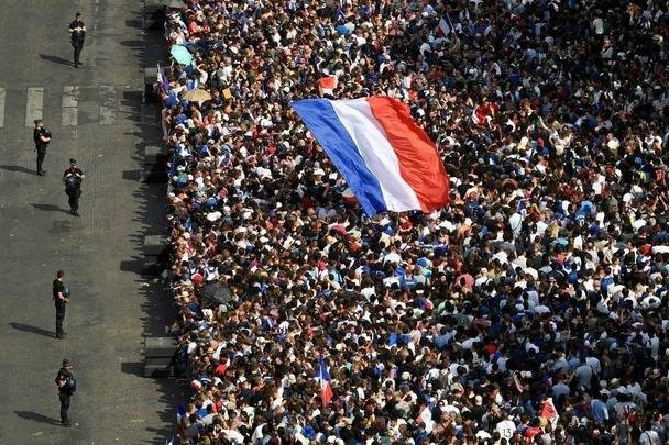 Campees do mundo desfilaram nas ruas de Paris nesta segunda, exibindo a taa da Copa para milhares de torcedores