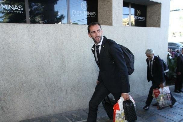 Repleta de estrelas, Seleo Uruguaia chegou a Belo Horizonte no comeo da tarde para a disputa da Copa Amrica. Cavani e Surez, as principais estrelas, mostraram muita simpatia. O meia De Arrascaeta, ex-Cruzeiro, atendeu a um f, mas passou pela imprensa sem dar entrevistas