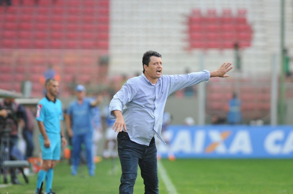 Adilson Batista e Luiz Felipe Scolari se enfrentaram pela quarta vez na histria, como tcnicos, e viram Amrica e Palmeiras empatar por 0 a 0, no Independncia. Veja as reaes dos dois comandantes