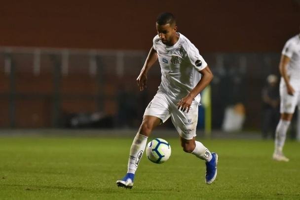 Atlético derrotou Santos por 2 a 1, de virada, com gols de Chará, e avançou às quartas de final da Copa do Brasil