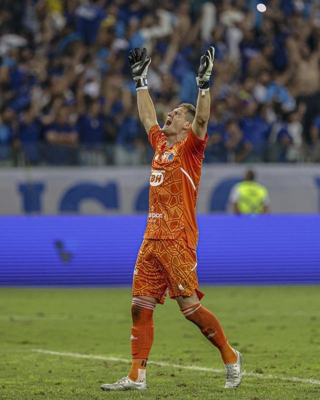 7 Melhor defesa (em busca): a melhor defesa da histria da Srie B por pontos corridos  a da Chapecoense, que levou apenas 21 gols na campanha do ttulo em 2020. A consistncia defensiva da equipe catarinense, alis, foi fundamental, j que o trofu foi conquistado no saldo de gols. O Cruzeiro, em 32 jogos este ano, foi vazado s 17 vezes e pode ficar com o recorde.
