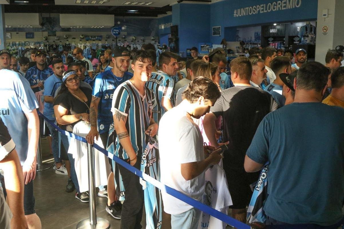 Luis Surez foi apresentado na Arena Grmio nesta quarta-feira (4/1)