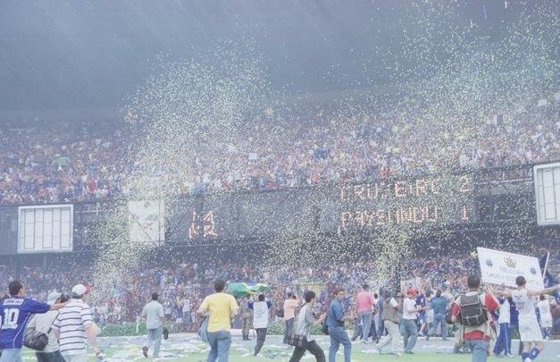 Depois da vitria por 2 a 1 sobre o Paysandu naquele 30 de novembro, no Mineiro, resultado que confirmou o ttulo brasileiro de 2003 com duas rodadas de antecedncia, jogadores do Cruzeiro, comisso tcnica e diretoria promoveram uma grande festa no gramado. Sem a taa oficial da CBF, o elenco deu a volta olmpica com trofus simblicos. Os mais de 75 mil presentes festejaram a indita Trplice Coroa no futebol brasileiro. Antes, o clube celeste j havia conquistado o Campeonato Mineiro de forma invicta e a Copa do Brasil.