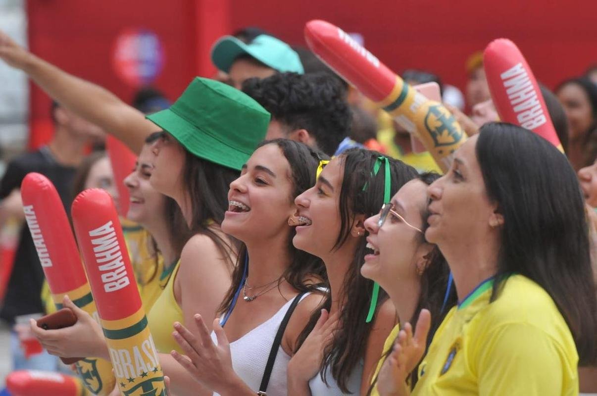 No Mineiro, torcedores assistem ao jogo entre Brasil x Srvia pela Copa do Mundo do Catar