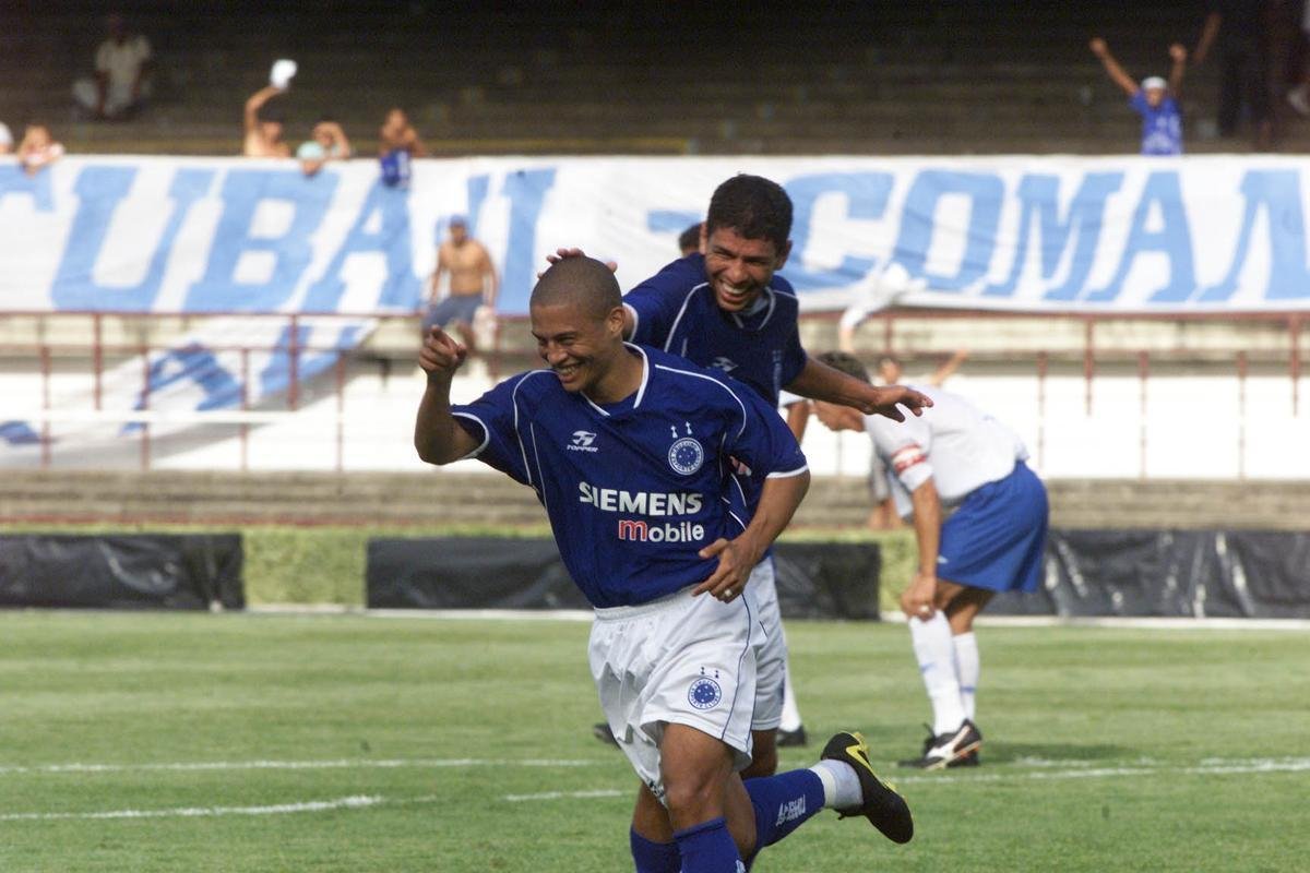 Imagens do meia Alex, campeo da Trplice Coroa com a camisa do Cruzeiro