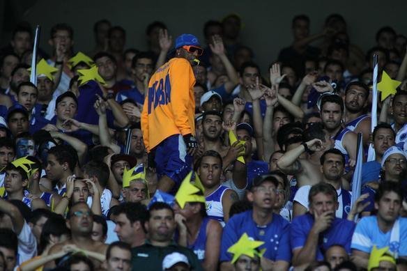 Torcida acompanha com ansiedade a vitria do Cruzeiro sobre o Grmio