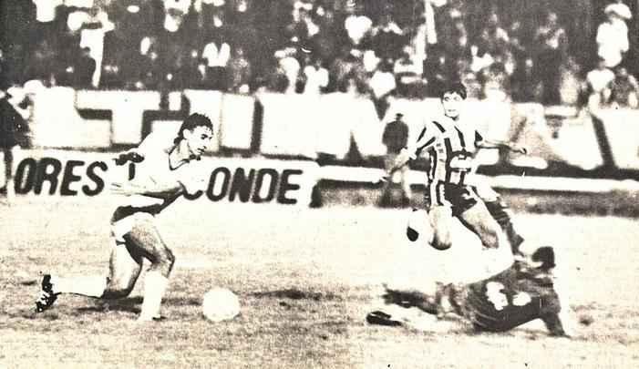 Em 1989, Santa Cruz em ação contra o Náutico pelo Campeonato Pernambucano com a camisa tricolor em listras verticais feita pela Adidas
