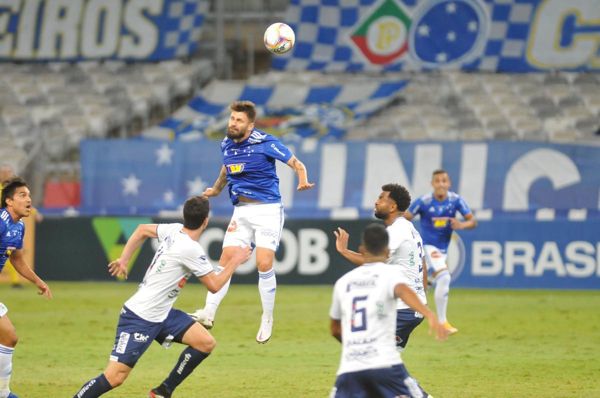 Fotos do jogo entre Cruzeiro e Confiana, no Mineiro, em Belo Horizonte, pela 24 rodada da Srie B do Campeonato Brasileiro